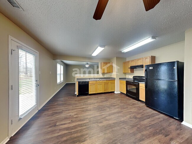 Photo - 536 Runnymede Ct