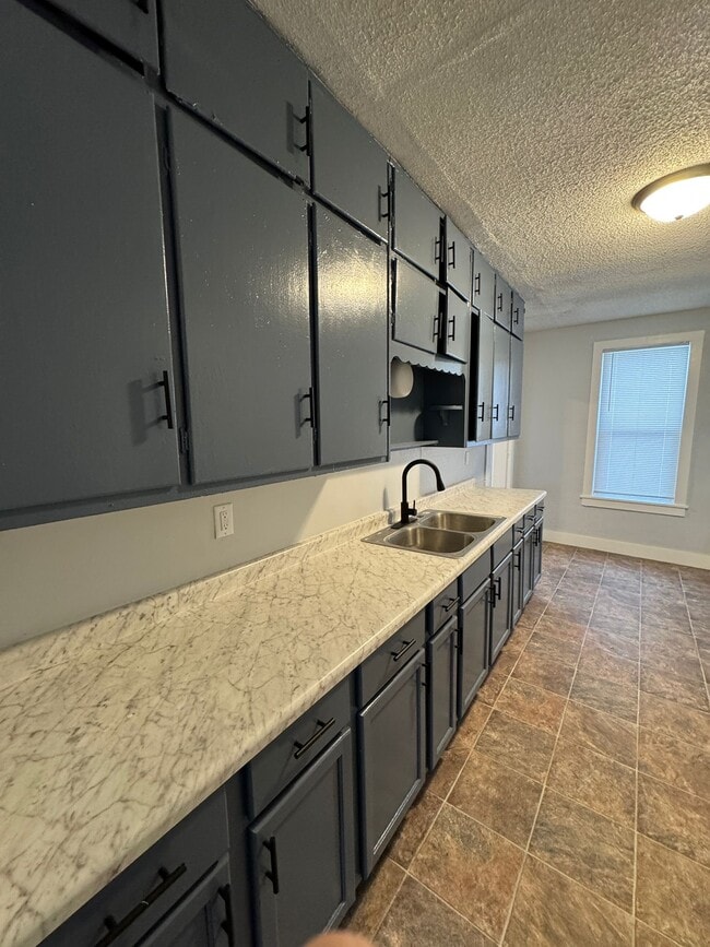 Photo - 2214 Kemble Ave