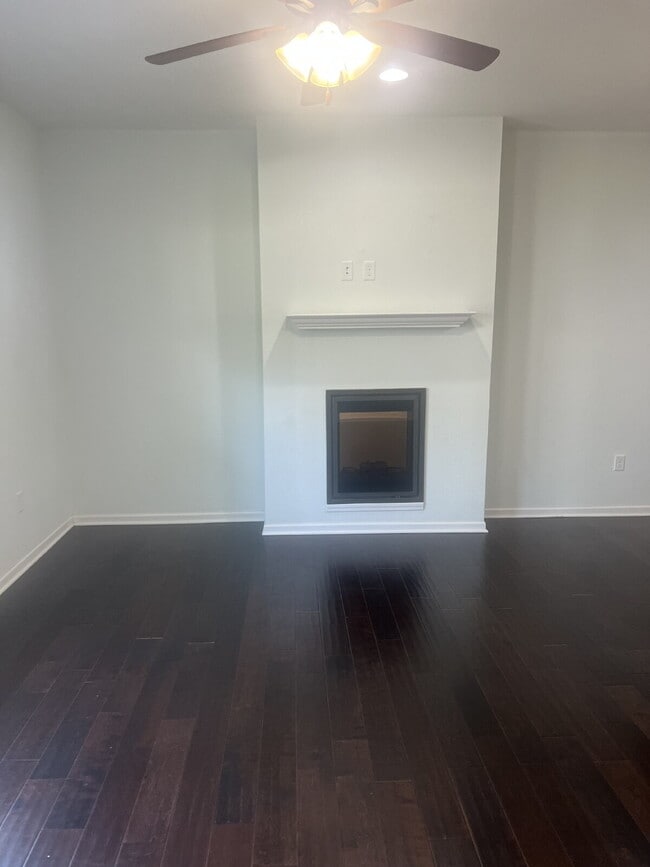 Photo - 2 Bed, 2.5 Bath Townhouse - Shawnee, KS