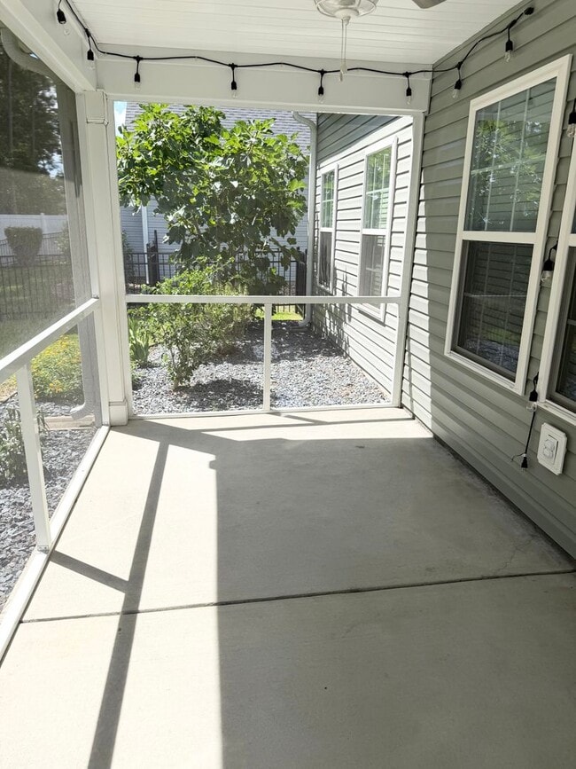Photo - BEAUTIFUL 3 bedroom / 2 bathroom home available NOW!