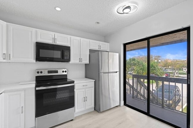 Photo - 350 E Club Cir