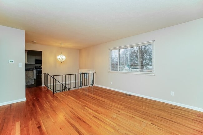 Photo - 1213 Kildale Square S