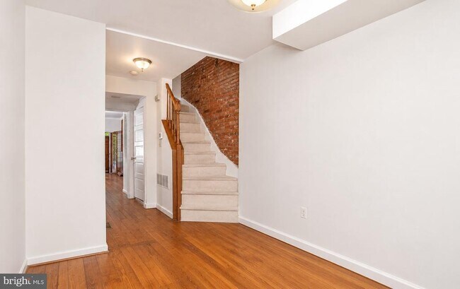Photo - 115 E West St