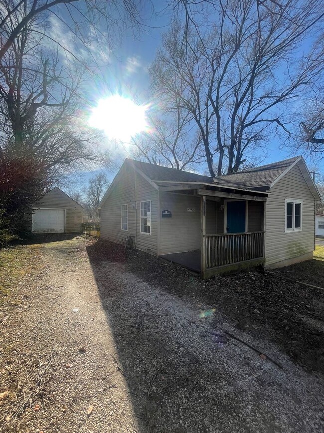 Building Photo - Cute 2 bedroom 1 bathroom house with detached garage Available