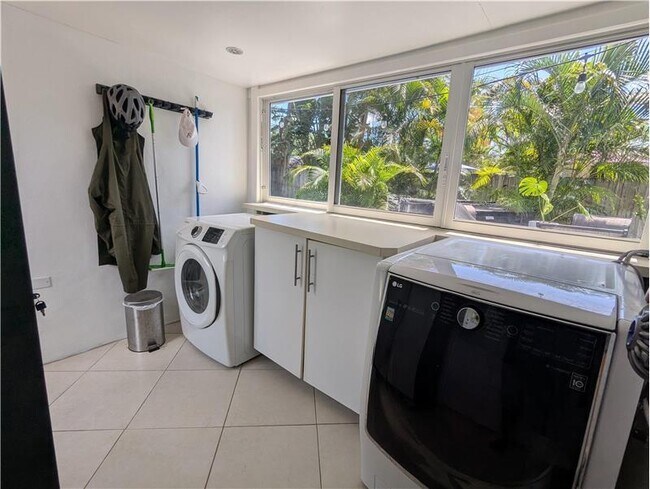 Photo - 609 NE 14th Pl