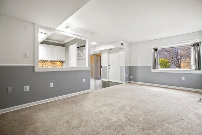 Living room - 5105 Crossfield Ct Unit 319