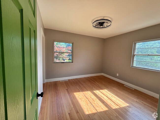 Building Photo - 2514 E 5th St Rental