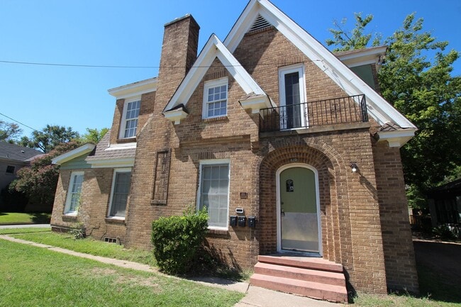 College Ave Triplex - College Ave Triplex Apartment Unit A- Upstairs