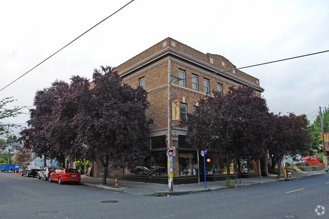 Queen Jeanette Apartments - Queen Jeanette Apartments