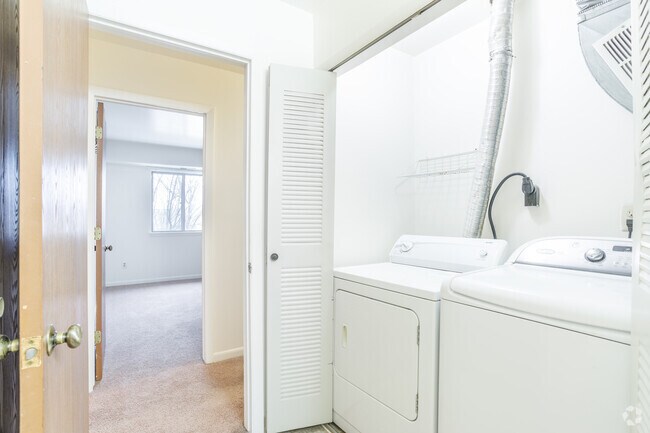 2 BR, 2 BA - 960 SF, Classic