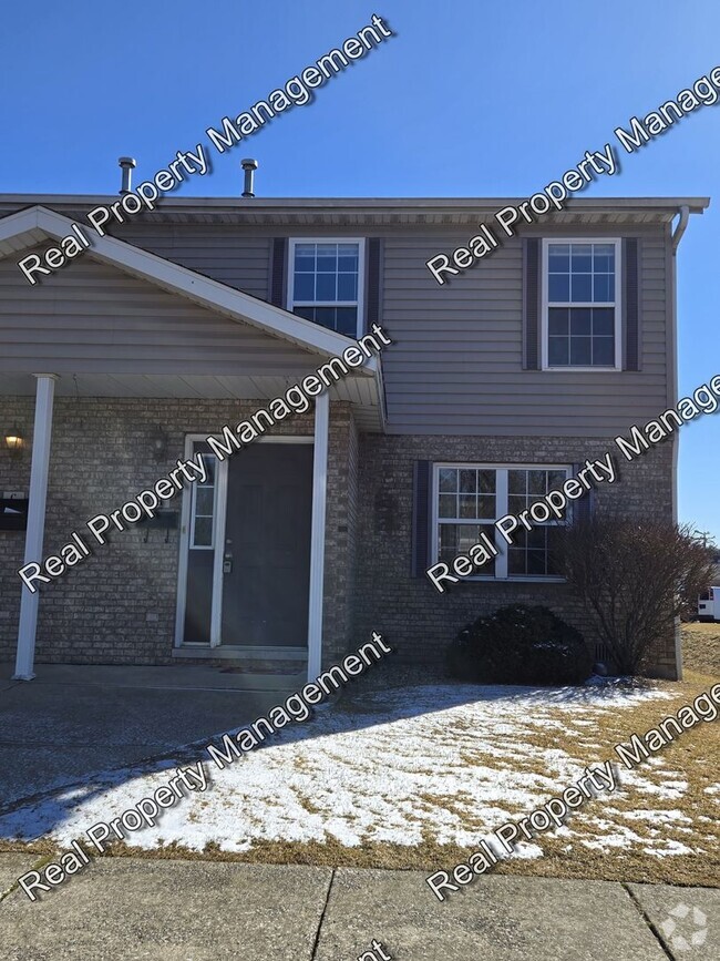 Building Photo - Spacious Three Bedroom Townhome