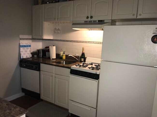 Building Photo - Charming 2 Bed on Prestigious Bay State Road | Heat & Hot Water Included | 9/1/2026