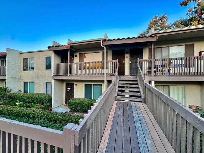 Building Photo - Beautifully Remodeled 1 BD, 1 Mile to beach Unit 28