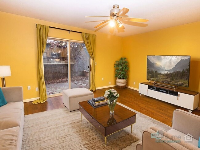 Building Photo - Bright & Spacious 2-Bedroom End Unit Townhome in Desirable Woodstock Neighborhood!