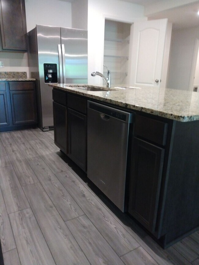 Building Photo - Newer 3 Bedroom 2 Bathroom Villa Home Silver Ridge