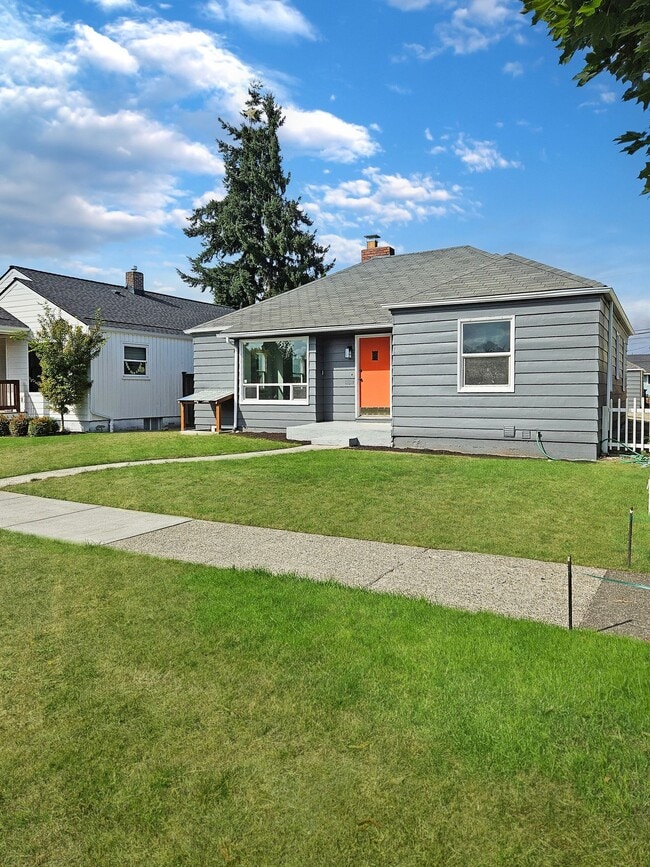 Building Photo - Room for rent near UP #3 Unit 3 - 3