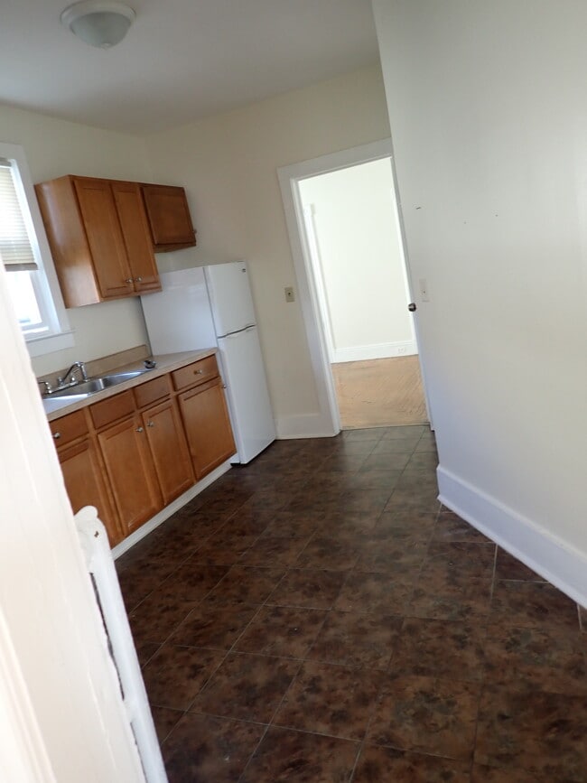 Building Photo - 12 Grove Ave Unit 4
