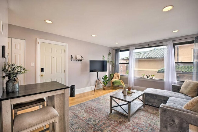 Building Photo - 7423 N Sheridan Rd Unit ID1305673P