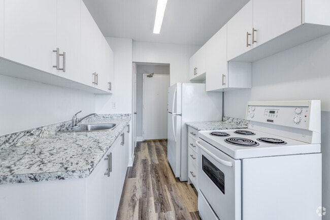 Interior Photo - 200 Roehampton Ave