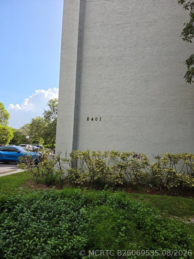 Building Photo - 2401 Riverside Dr Unit 306-B