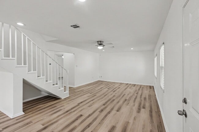 Photo - 302 Lawrence St
