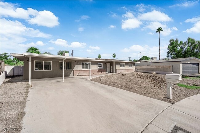 Photo - 105 Woodley St