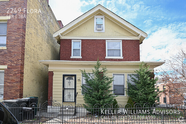 Building Photo - Off-street parking - great UC house