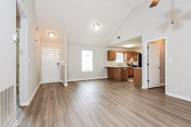 Photo - 1560 Wembley Dr