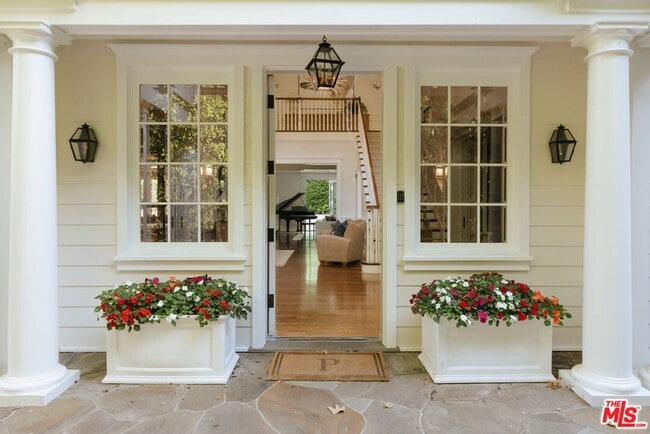 2435 Mandeville Canyon Rd