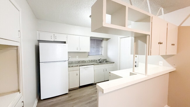 Building Photo - Kentwood Apartments Unit 1702 B