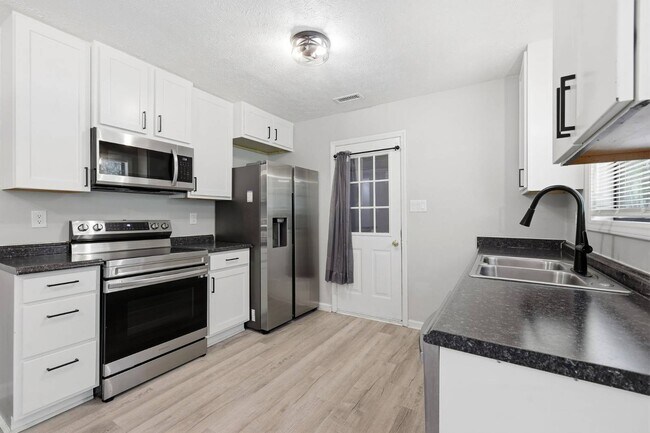 Photo - 1908 Green Cir