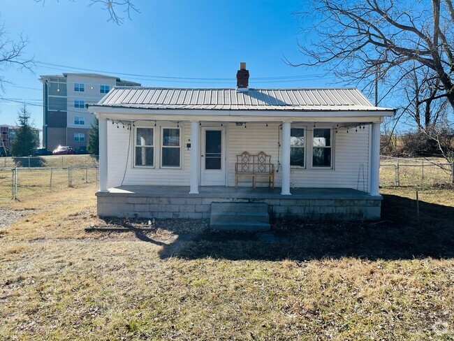 Building Photo - 2 Bedroom, 1 Bath House