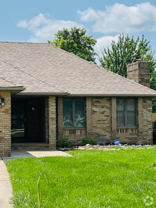 Building Photo - ALL BRICK HOME IN NIXA Located in McCroske...