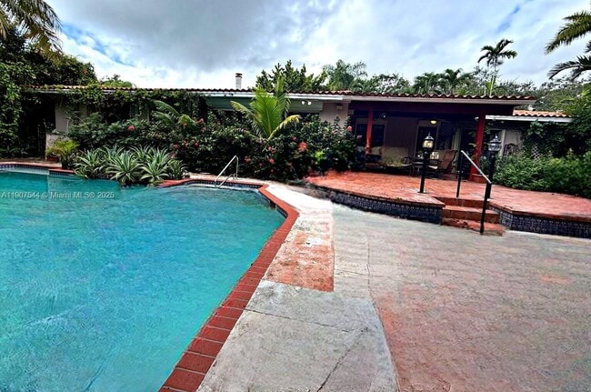 Building Photo - 1915 Country Club Prado