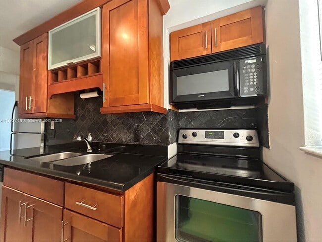Building Photo - 2880 Pine Tree Dr Unit 5