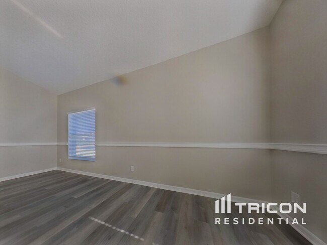 Photo - 464 Goldenmoss Loop