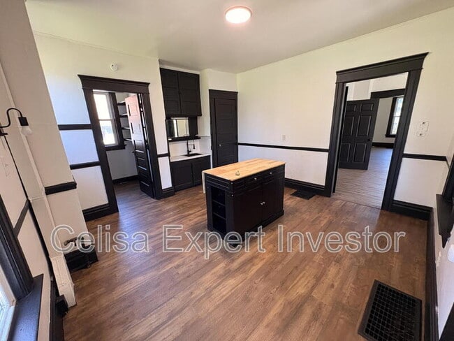 Photo - 2408 Smith St