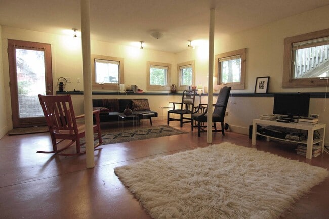 Photo - 20 Dickinson St Unidad Studio Apartment