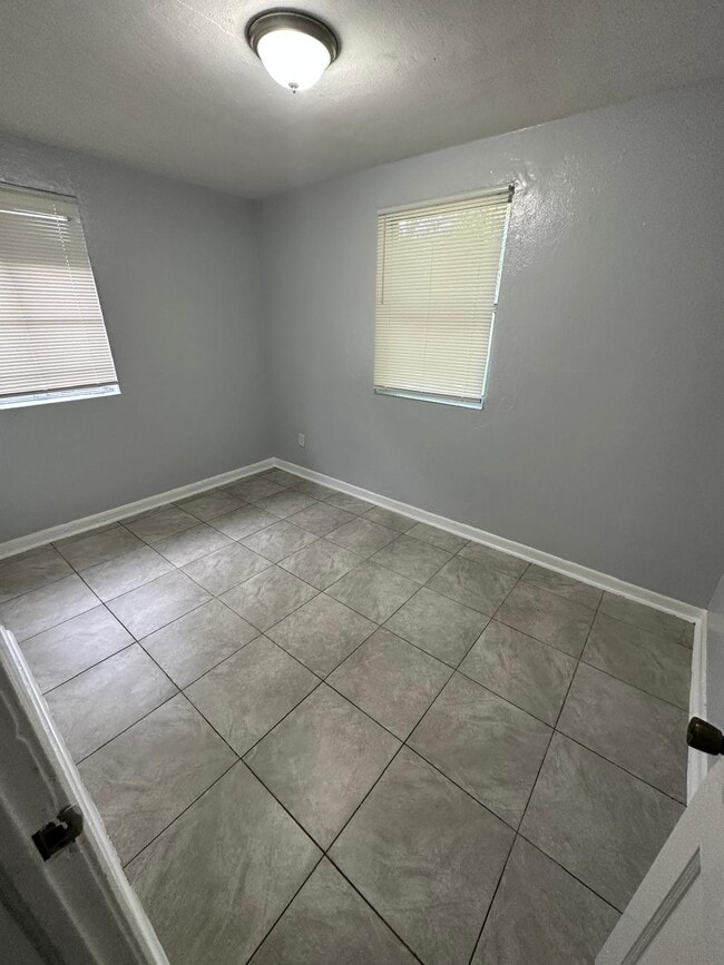 Photo - 1046 W 8th St