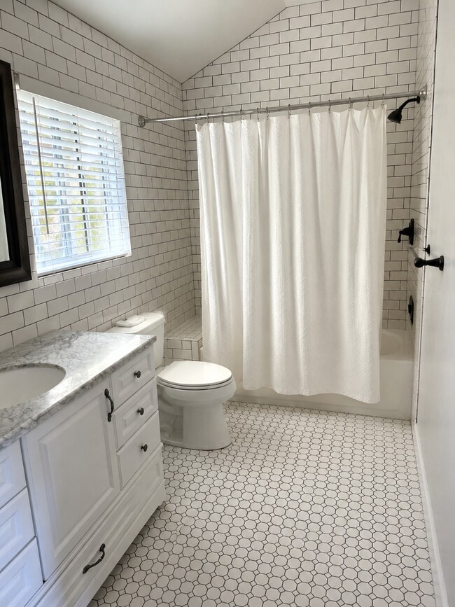 Baño clásico reformado - 820 Occidental Way