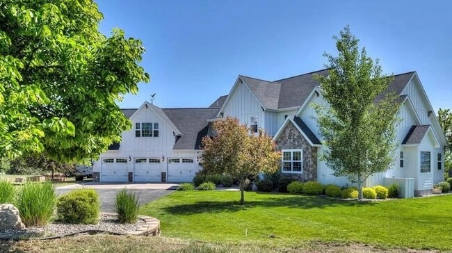 Photo - Welcome to Running Ridge.... Fully Furnished Luxury Home!