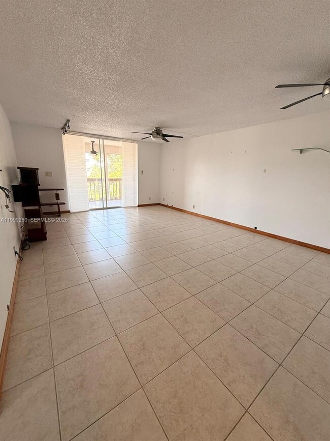 Photo - 900 NE 12th Ave Unidad 401