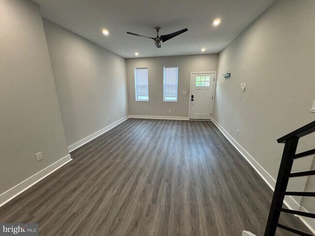 Photo - 2467 Amber St