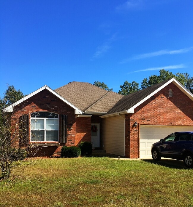 Building Photo - Beautiful Home In A Peaceful Residential Neighborhood