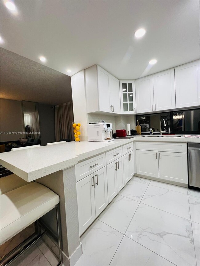 Building Photo - 16909 N Bay Rd Unit 112 Rental