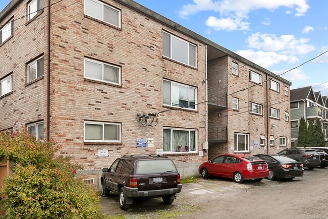 Photo - Westcrest Apartments: Leasing Specials! Re...