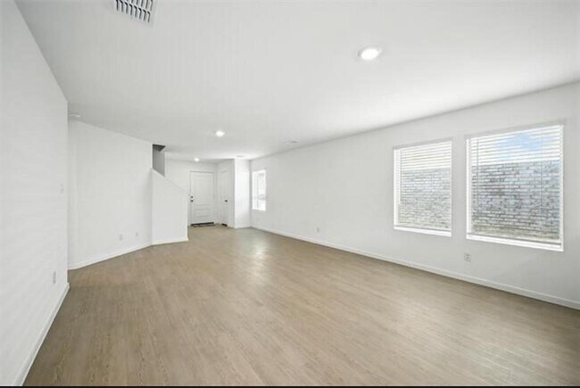 Photo - 205 Ashbrook St