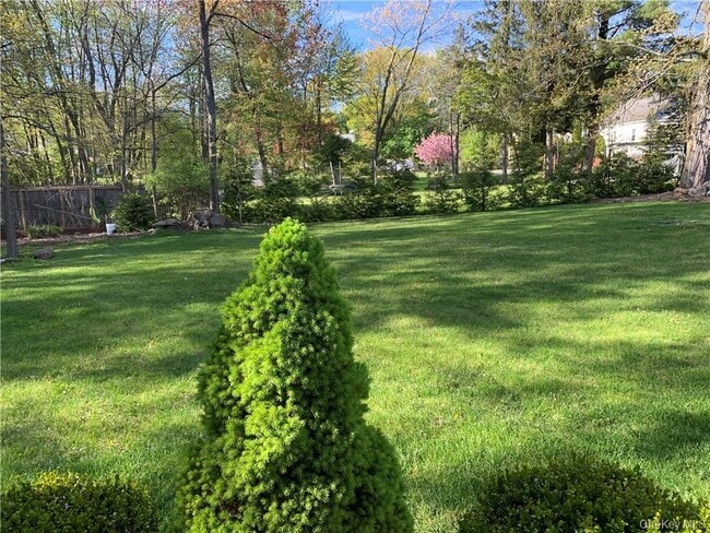 Photo - 10 W Clarkstown Rd