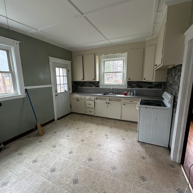 Kitchen - 18 Harris St Unit Central Pittsfield Apt.