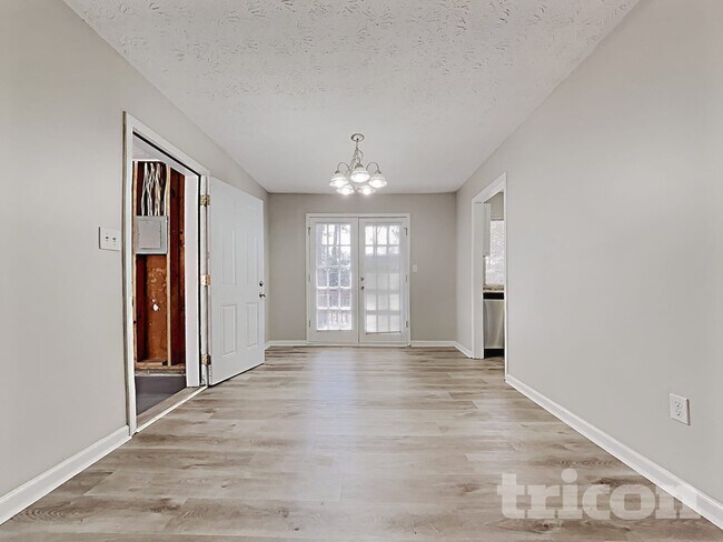 Photo - 525 Windsor Dr SE